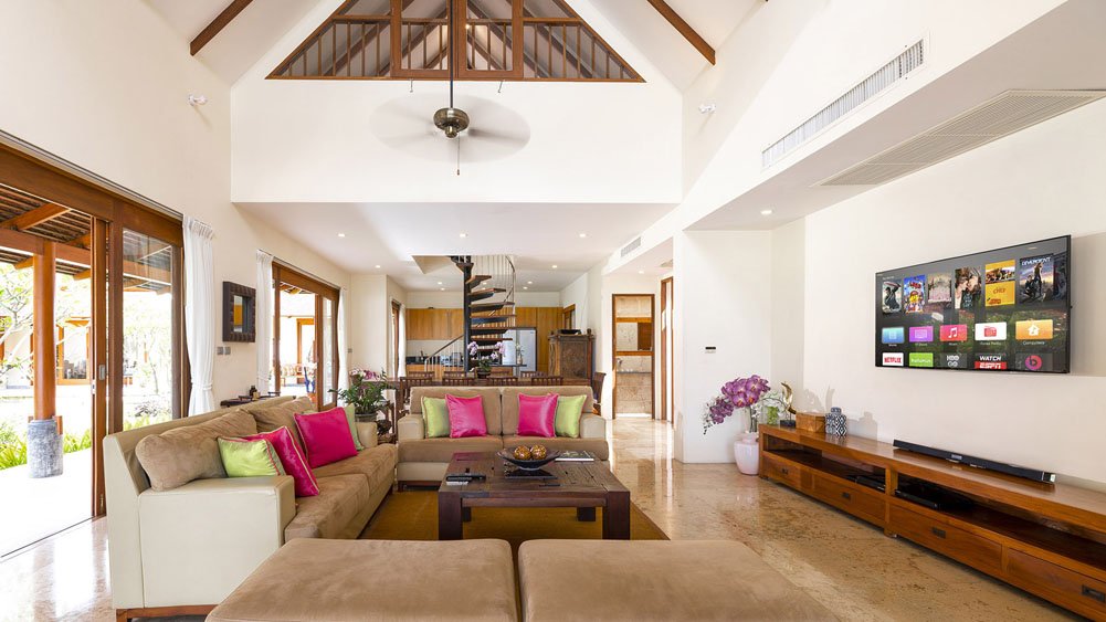Tawantok Beach Villas - Restful living and dining area